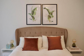 A Stylish Two Bedroom Modern Apartment with Parking